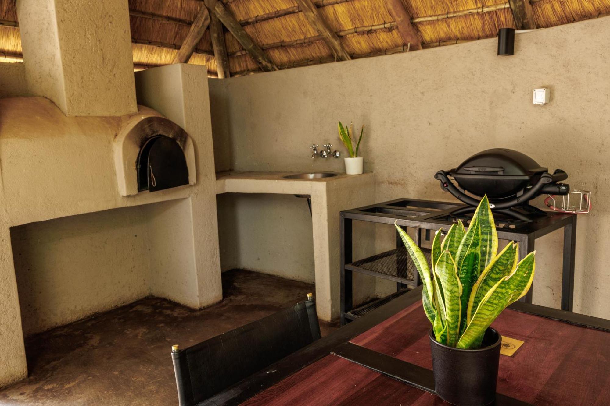 Chobe House Villa And Chalets Касане Екстериор снимка