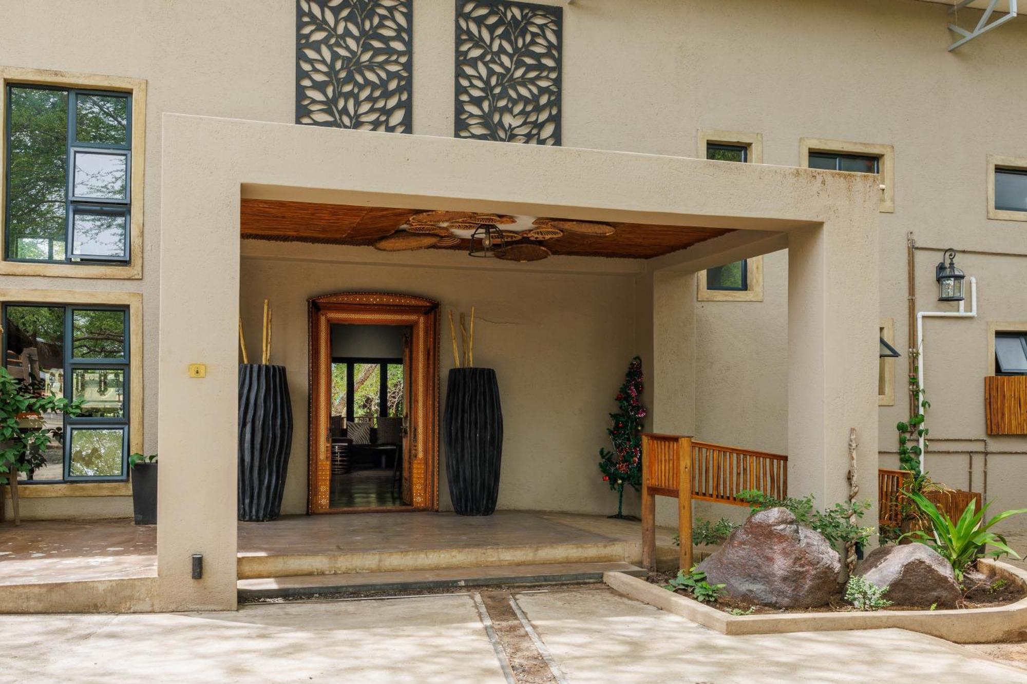 Chobe House Villa And Chalets Касане Екстериор снимка